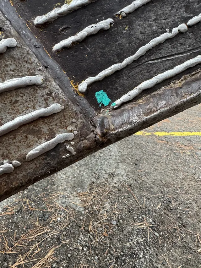 Hardfacing weld pattern on a loader bucket wear surface